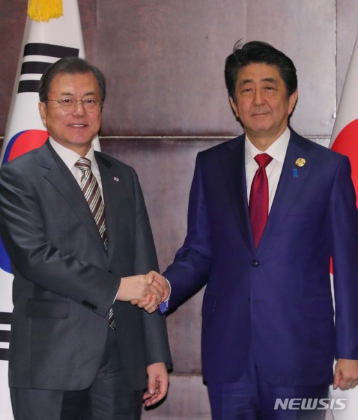 문재인 대통령과 아베 신조 일본 총리가 24일 중국 청두 샹그릴라 호텔에서 정상회담 전 악수를 나누고 있다. /사진=뉴시스