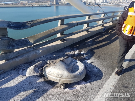 24일 오후 전남 광양시 포스코 광양제철소 공장에서 폭발사고가 난 가운데 일부 파편이 인근 이순신대교로 날아와 박혀있다. /사진=뉴시스(독자제공)