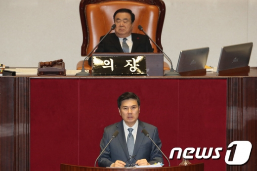 지상욱 바른미래당 의원이 24일 오후 서울 여의도 국회에서 열린 제372회 국회(임시회) 제1차 본회의에서 공직선거법 일부개정법률안에 대한 무제한 토론(필리버스터)을 하고 있다. /사진=뉴스1