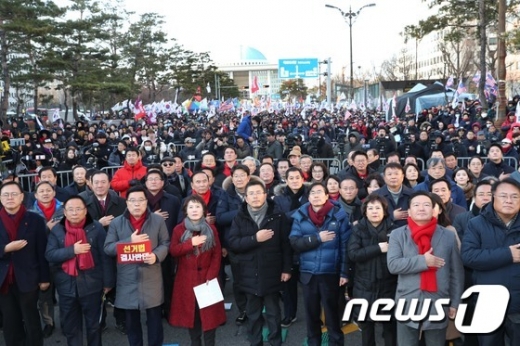 황교안 대표를 비롯한 자유한국당 의원 및 당원들이 지난 19일 서울 여의도 국회 앞에서 열린 정부 규탄 집회에 앞서 국민의례를 하고 있다. /사진=뉴스1