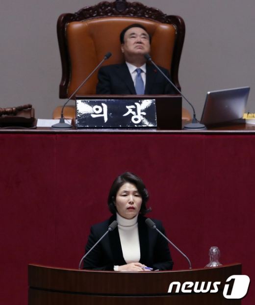전희경 자유한국당 의원(아래)이 24일 서울 여의도 국회 본희의장에서 문희상 국회의장이 보는 가운데 필리버스터 연설을 진행하고 있다. /사진=뉴스1