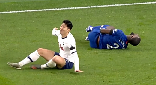 손흥민이 파울 후 심판에게 억울함을 토로하고 있다. /사진=EPL 18라운드 중계방송 캡처
