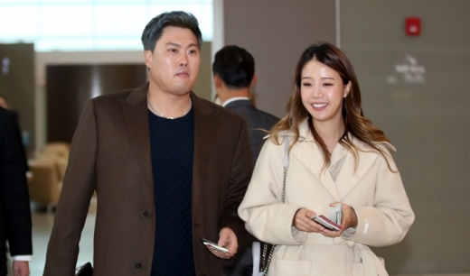 류현진이 토론토행 비행기에 탑승하기 전 아내 배지현 아나운서와 이야기를 나누고 있다. /사진=뉴스1