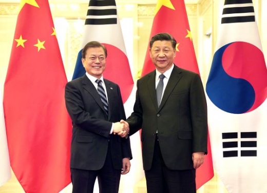 시진핑 중국 국가주석과 리커창 총리가 각각 내년에 한국을 방문할 것으로 보여 2016년 사드 배치 결정으로 얼어붙었던 양국 관계가 본격 회복될 것이란 기대감이 커지고 있다. 문재인 대통령과 시진핑 중국 국가주석이 지난 23일 중국 베이징 인민대회당에서 정상회담 전 악수하고 있다. /사진=뉴스1(청와대 제공)