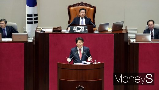 권성동 자유한국당 의원(아래 단상)이 지난 24일 서울 여의도 국회 본회의장에서 공직선거법 개정안 우선 상정에 반발하는 필리버스터를 이어가고 있다. /사진=임한별 기자
