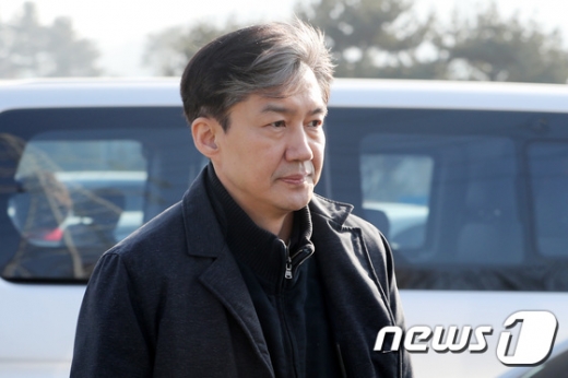 조국 전 법무부장관이 지난 24일 경기 의왕시 서울구치소에서 부인 정경심 동양대 교수를 면회한 뒤 구치소를 빠져나오고 있다. /사진=뉴스1