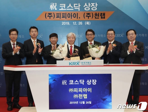  26일 오전 서울 영등포구 한국거래소에서 열린 피피아이·천랩 코스닥시장 신규상장기념식에서 상장기념패 전달 후 김현철 한국IR협의회 부회장(왼쪽부터), 김상태 미래에셋대우 IB총괄 사장, 정운수 한국거래소 코스닥시장본부장, 김진봉 피피아이 대표이사, 천종식 천랩 대표이사, 정일문 한국투자증권 대표이사, 송윤진 코스닥협회 부회장이 박수치고 있다.  /사진=뉴스1(한국거래소 제공)