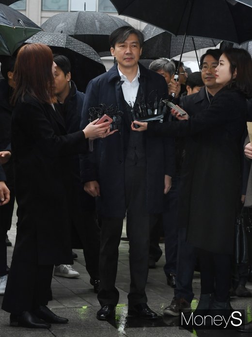 [머니S포토] 포토라인에 선 조국 전 법무부 장관