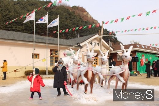 새롭게 단장한 경북 봉화 분천역 산타마을. /사진=박정웅 기자