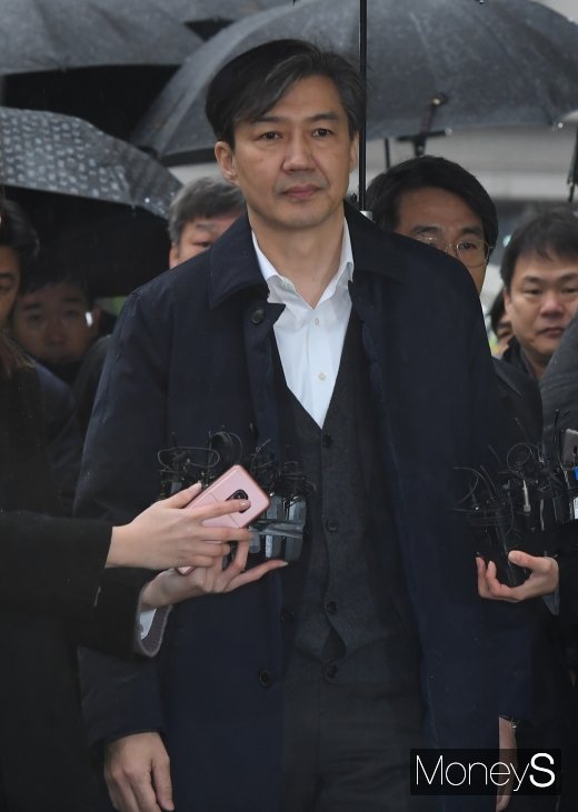 [머니S포토] 법원 출석하는 조국