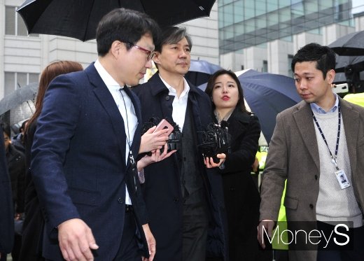 [머니S포토] 조국, 구속과 불구속 갈림길…'법정으로'