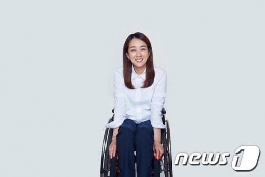 더불어민주당은 26일 최혜영 장애인식개선교육센터 이사장을 영입했다. /사진=뉴스1(더불어민주당 제공)       