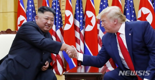 도널드 트럼프 미국 대통령(오른쪽)과 김정은 북한 국무위원장이 지난 6월30일 경기 파주시 판문점에서 만나 회담을 가진 뒤 악수를 나누고 있다. /사진=뉴시스(노동신문)