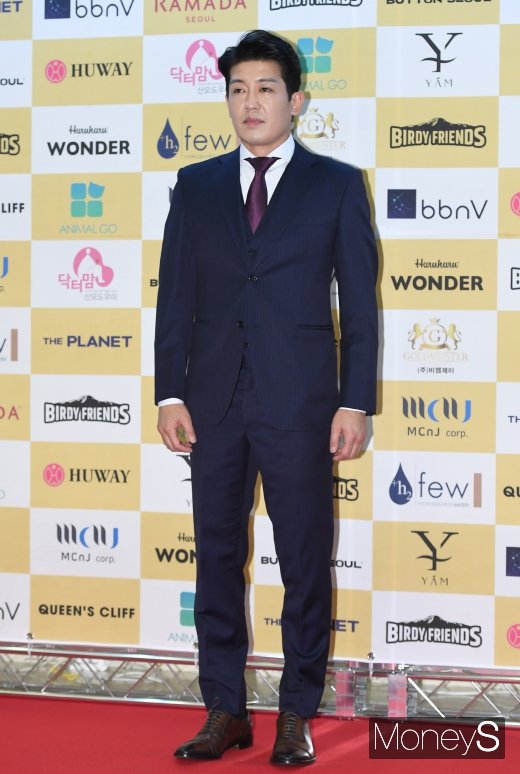 [머니S포토] 허성태, 깔끔한 슈트 패션