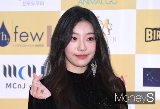 [머니S포토] 수민 '깜찍한 하트'