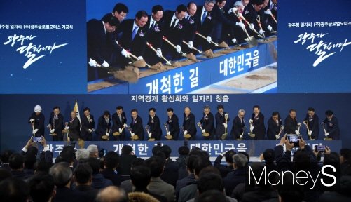 이용섭 광주시장이 26일 오전 광주광역시 광산구 삼거동 빛그린 국가산단 삼거교차로 인근에서 열린 광주글로벌모터스 자동차 공장 기공식에서 첫삽을 뜨고 있다./사진제공=광주광역시