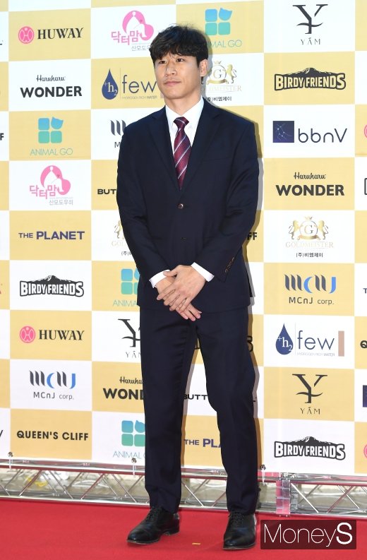 [머니S포토] 이근호 '멋진 정장 입고'
