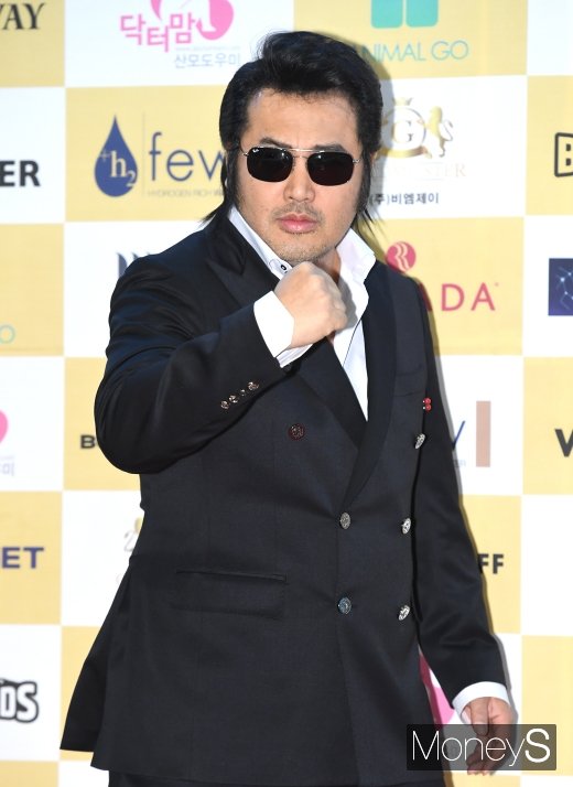 [머니S포토] 김보성 '시그니처 포즈 의리'