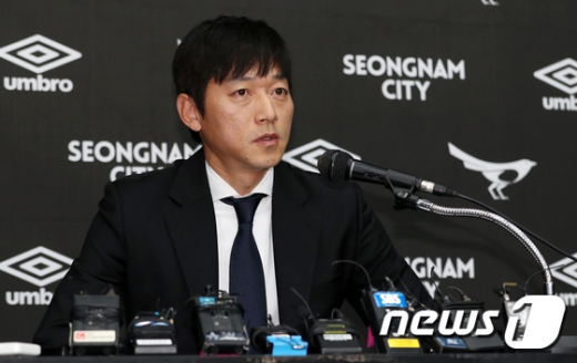 김남일 신임 성남FC 감독이 26일 경기 성남시 분당구 탄천종합운동장에서 열린 취임 기자회견에서 기자들의 질의에 답하고 있다. /사진=뉴스1