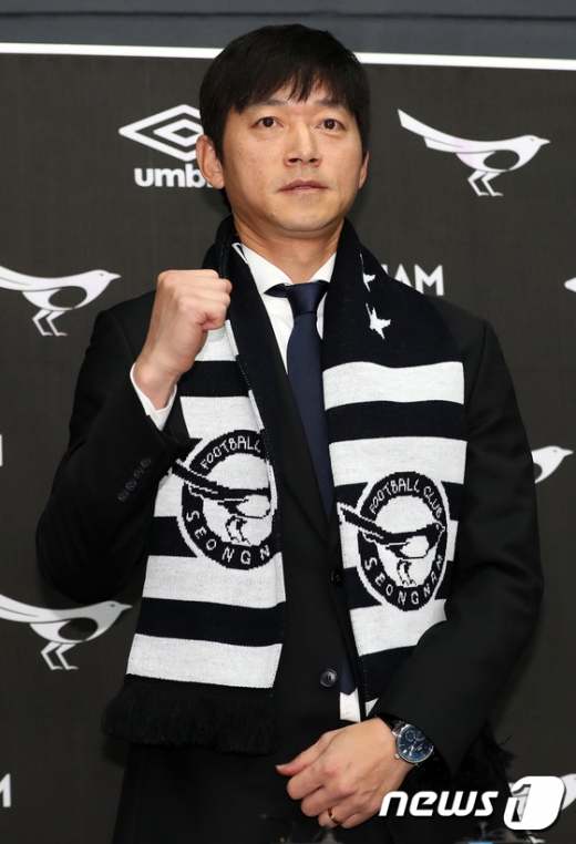 김남일 신임 성남FC 감독이 26일 경기 성남시 분당구 탄천종합운동장에서 열린 취임 기자회견에서 구단 머플러를 두른 채 화이팅을 외치고 있다. /사진=뉴스1