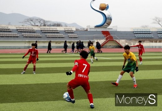 제5회 산청군수배 전국유소년 축구대회가 26일부터 29일까지 4일간의 일정으로 산청군 일원에서 펼쳐진다. &copy;산청군 제공.