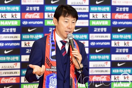 신태용 전 한국 축구 국가대표팀 감독이 지난해 러시아월드컵 조별예선에서 탈락한 뒤 6월29일 인천국제공항을 통해 귀국, 취재진의 질문에 답하고 있다. /사진=임한별 기자