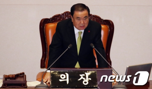 문희상 국회의장이 지난 26일 오전 0시를 기해 선거법 개정안에 따른 필리버스터(무제한 토론)가 종료됐음을 선언하고 있다. /사진=뉴스1