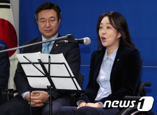 더불어민주당의 21대 총선 인재영입 1호인 최혜영 강동대 교수(오른쪽)가 26일 서울 여의도 민주당 중앙당사에서 열린 입당 기자회견에서 자신의 포부를 밝히고 있다. /사진=뉴스1 