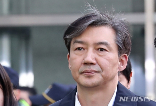 청와대 민정수석 시절 유재수 전 부산시 경제부시장에 대한 감찰 무마 혐의를 받고 있는 조국 전 법무부 장관이 26일 오후 서울 송파구 서울동부지방법원에서 구속 전 피의자 심문(영장실질심사)을 마치고 동부구치소로 이동하고 있다. /사진=뉴시스