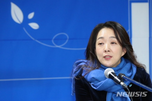 민주당 인재영입 1호 발레리나 출신 척수장애인 최혜영 교수가 26일 서울 여의도 국회에서 열린 더불어민주당 인재영입 발표회에 참석해 취재진의 질문에 답하고 있다. /사진=뉴시스
