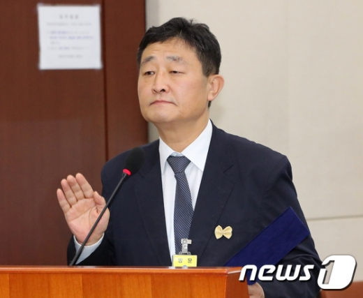 허인회 전 녹색드림협동조합 대표가 지난 10월24일 서울 여의도 국회에서 열린 행정안전위원회의  행전안전부, 중앙선거관리위원회, 경찰청, 인사혁신처 종합감사에 증인으로 출석해 이채익 자유한국당 의원 질의에 대해 답변하고 있다. /사진=뉴스1