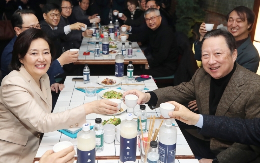 박영선 중소벤처기업부 장관과 박용만 대한상공회의소 회장이 26일 서울 종로구 한 음식점에서 열린 강소기업 100 막걸리 간담회에서 기업 대표들과 건배하고 있다. / 사진=뉴시스 전신 기자