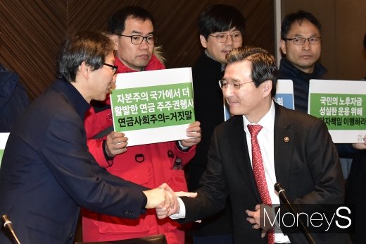 [머니S포토] 국민연금기금운용위, 인사나누는 김성주-김용범