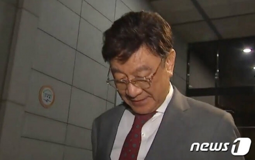 정경심씨가 딸에게 허위로 총장 명의의 표창장을 줬다는 의혹에 대해 최성해 동양대 총장이 최근 참고인 신분으로 검찰에서 조사를 받은 뒤 서울중앙지검 청사를 나오는 모습. /사진=뉴스1   
