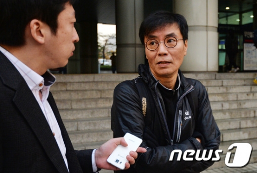'유서대필 사건'의 주인공 강기훈씨가 지난 2016년 11월10일 서울 서초구 서울중앙지방법원에서 국가를 상대로 낸 손해배상 청구 소송 2차 변론을 마친 뒤 법정을 나서며 취재진의 질문에 답하고 있다. /사진=뉴스1