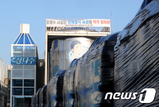 제주시 교래리 삼다수 본사에 유통 전인 삼다수 묶음이 쌓여 있다. /사진=뉴스1 