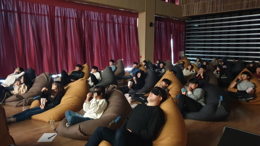 딩굴딩굴영화제에서 가치봄영화(배리어프리)를 보는 남양주다산초등학교 학생들(일부 학생들은 안대를 쓰고 시각장애인의 입장에서 가치봄영화의 화면해설이 어떻게 들리는지 체험해보고 있다). / 사진제공=경기시청자미디어센터