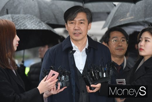 유재수 전 부산시 경제부시장에 대한 '감찰 무마' 의혹을 받고 있는 조국 전 법무부 장관이 지난 26일 오전 서울 송파구 서울동부지법에서 열린 구속 전 피의자 심문(영장실질심사)에 출석해 취재진 질문에 답하고 있다. /사진=장동규 기자