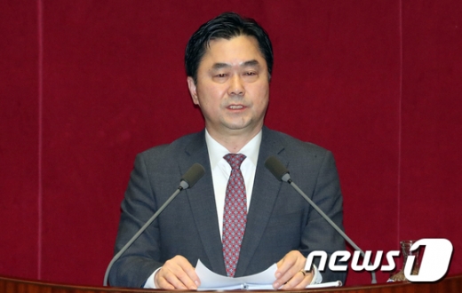 김종민 더불어민주당 의원이 지난 24일 서울 여의도 국회에서 열린 제372회 국회 (임시회) 제1차 본회의에서 공직선거법 일부개정법률안에 대한 찬성 무제한 토론(필리버스터)을 하고 있다. /사진=뉴스1