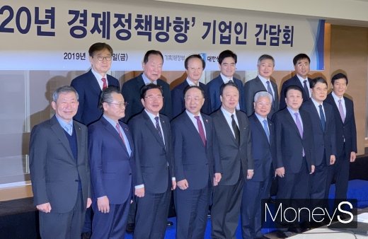 27일 서울 중구 대한상공회의소에서 열린 ‘2020년 경제정책 방향 기업인 간담회’에서 참석자들이 기념사진을 촬영하고 있다. /사진=이한듬 기자