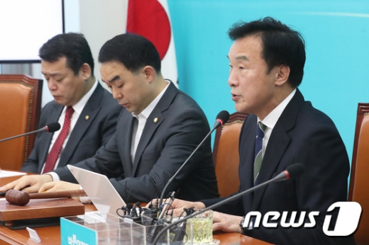 손학규 바른미래당 대표(오른쪽)가 27일 서울 여의도 국회에서 열린 당 최고위원회의에서 모두발언하고 있다. /사진=뉴스1