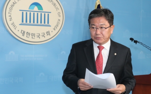 윤상직 자유한국당 의원이 27일 오전 서울 여의도 국회 정론관에서 기자회견을 열고 내년 총선 불출마 선언을 하고 있는 모습. /사진=뉴시스  