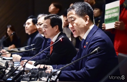 박능후 보건복지부 장관이 27일 서울 중구 더 플라자호텔에서 열린 국민연금기금운용위원회 회의에서 발언하고 있다. /사진=임한별 기자