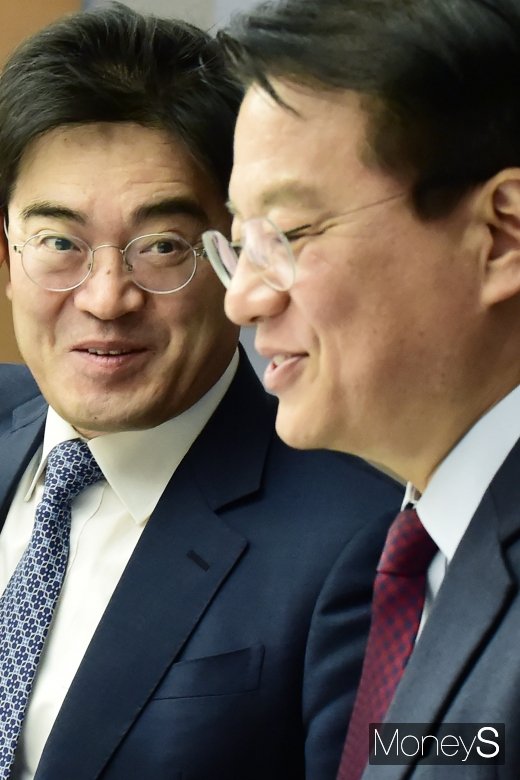 [머니S포토] 간담회 앞서 담소 나누는 공영운 현대차 사장
