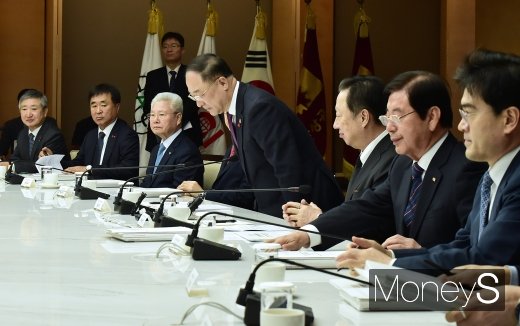 [머니S포토] 인사하는 홍남기 경제부총리