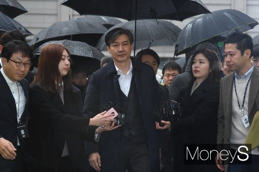 유재수 전 부산시 경제부시장에 대한 '감찰 무마' 의혹을 받고 있는 조국 전 법무부 장관이 지난 26일 오전 서울 송파구 서울동부지법에서 열린 구속 전 피의자 심문(영장실질심사)에 출석하고 있다. /사진=장동규 기자