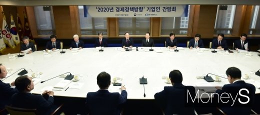 [머니S포토] 기업인 만난 홍남기 부총리, 