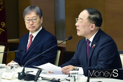 [머니S포토] 부총리 발언 경청하는 윤부근 삼전 부회장