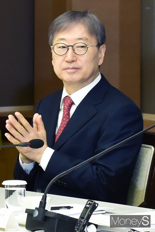 [머니S포토] 윤부근 부회장, 2020년 경제정책방향 기업인 간담회 참석