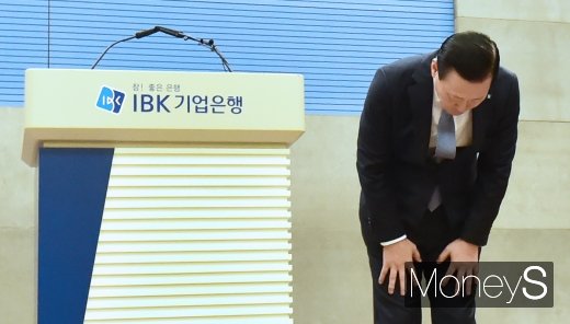 [머니S포토] 후임 없는 기업은행장 이임식